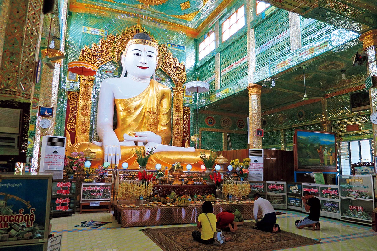 「スンウーポンニャーシンパゴダ」【震災前】1312年建立とされる有名なパゴダ（仏塔）。パゴダが密集するザガインの丘の上にあり、その仏像に多くのミャンマー人が手を合わせてきた