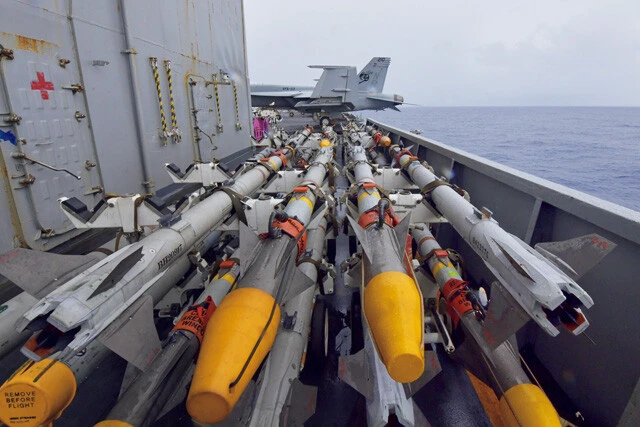 空母の艦橋の裏側にある通称ボム・ファーム（爆弾牧場）には大量の各種実弾ミサイルが山積み。「これは普通じゃないな、と思いました」（柿谷氏）