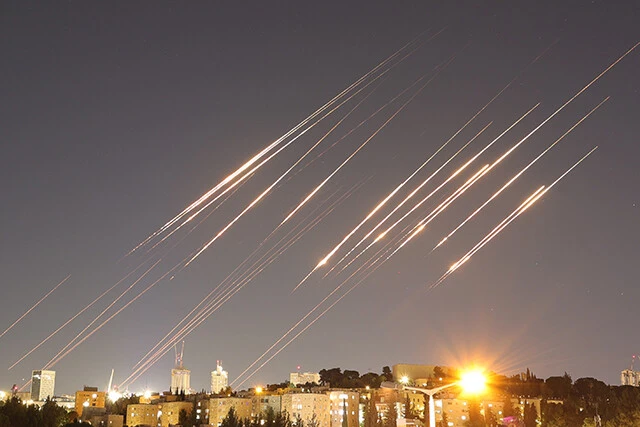 イスラエルの攻撃に対し、イランが報復として発射したミサイルは、ほとんどが防空網によって迎撃された