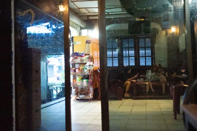 ビエンチャンの食堂置き屋。奥の個室には若い女性が10人ほど待機していた