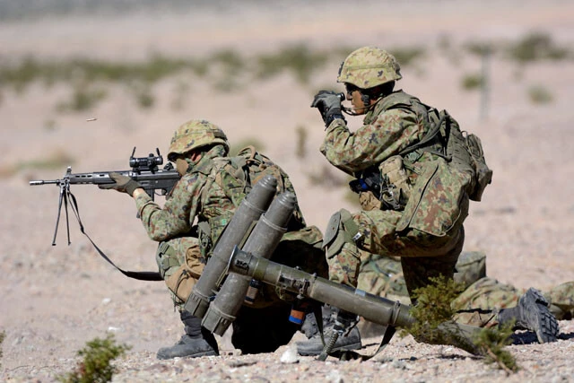 放たれた偵察班2名1組。だが、写真のように発砲は最後の手段。静粛と発見されないことが大事だ（写真／柿谷哲也）