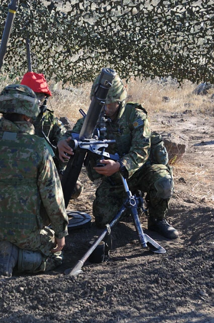 陸自81mm迫撃砲小隊発射準備よし（写真／柿谷哲也）