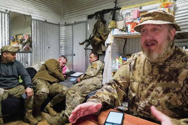 戦争が始まってから入隊した人が多い領土防衛隊。この部隊では、20代の兵士も50代の兵士も一緒になって寝食を共にしていた