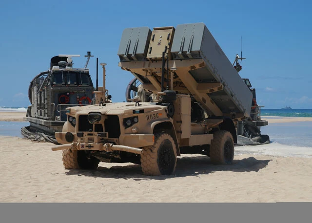 舟艇、またはオスプレイで、米海兵隊沿岸連隊は西南諸島、先島諸島の海浜地区に地対空、地対艦ミサイルが無人で発射可能な「ネメシス」を迅速配備する（写真：米海兵隊）