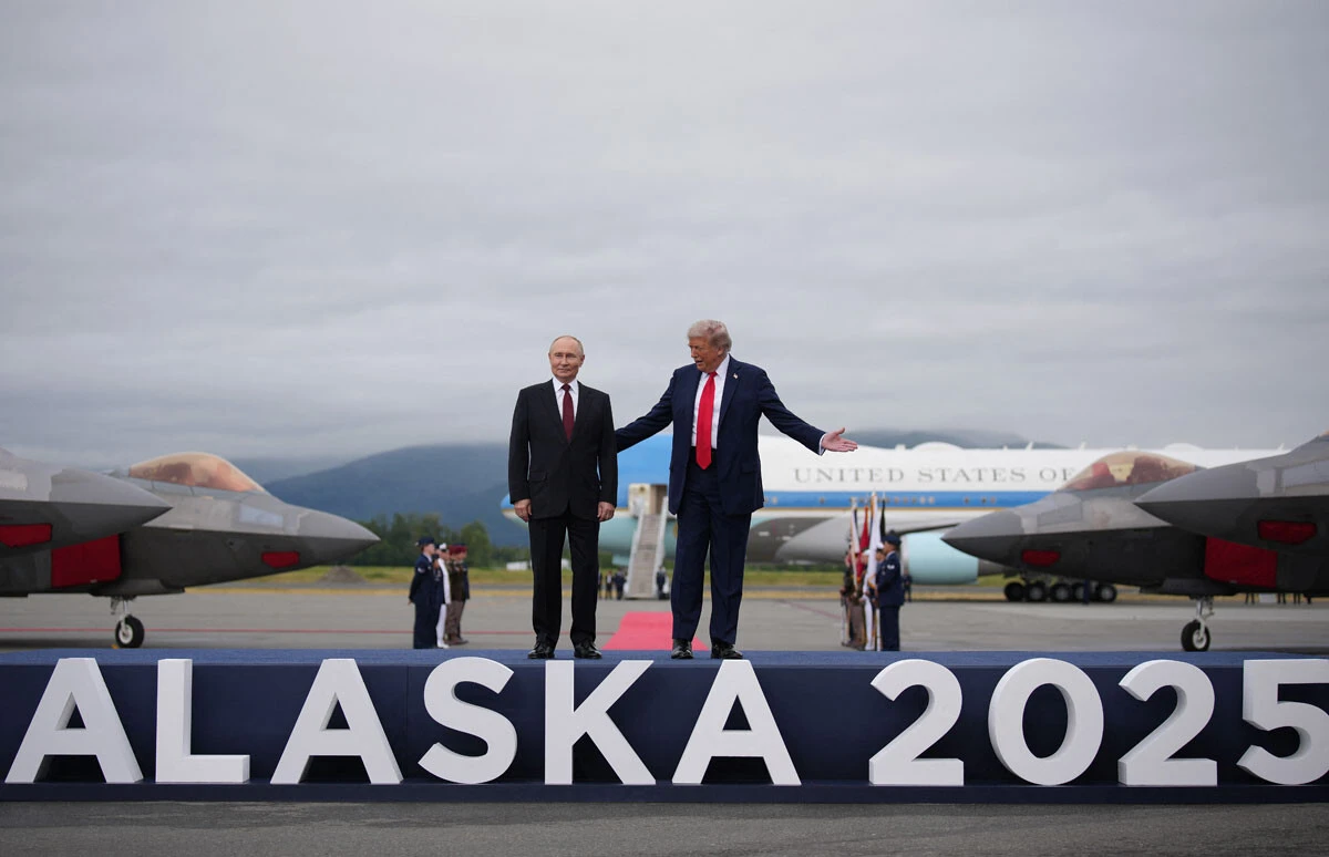 トランプとプーチンは8月15日にアラスカで会談。これは21世紀のヤルタ会談となった（写真：AFP＝時事）