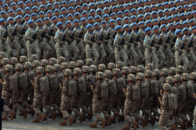 パレード冒頭を彩った統制の取れた行進と響き渡るスローガンは、中国軍の規律と士気を示す象徴的シーンとなった。女性兵士部隊による行進も注目を集めた