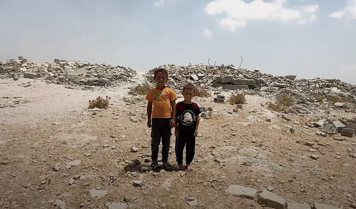 壊された学校の前に立つヨルダン川西岸のパレスチナ人の少年たち（撮影／川上泰徳）