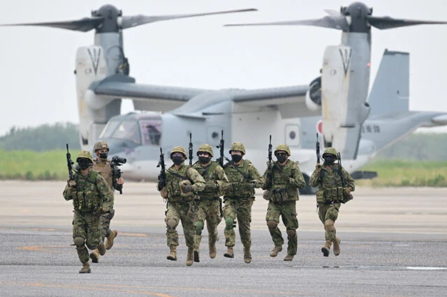 陸上自衛隊の水陸機動団は、離島奪還・防衛を主任務とする専門部隊。ヘリやホバークラフトを利用した揚陸艇による機動展開が可能（写真：第11管区海上保安本部）