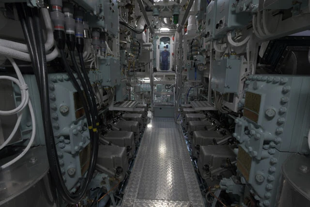 「たいげい」のディーゼル機関室。鮮明な写真を柿谷氏が撮影可能。米原潜で原子力機関室は撮影禁止。公開されている写真も鮮明ではない。秘密度は格段に高い