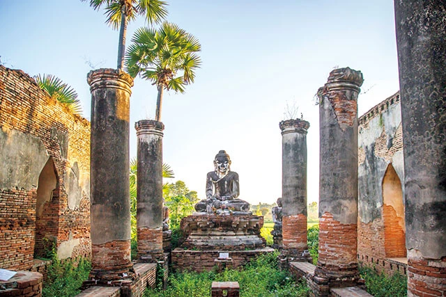 「ヤダナシーミーパゴダ」【震災前】1430年建立といわれるインワ王朝時代の遺跡。スリランカから運んだ仏舎利を安置するために造られたと伝わる。1838年の地震で屋根が崩落したものの、仏像とその前に並ぶレンガ造りの丸柱が残った