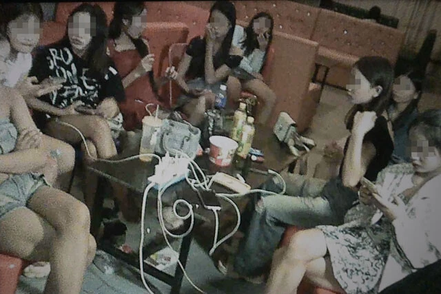 児童買春を斡旋する拠点ホテルXの大きな部屋には、ほとんどが10代であろう女性が大勢いた