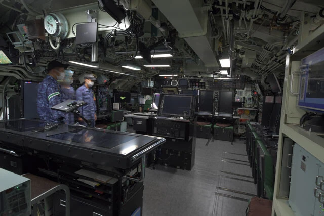 「たいげい」発令所。全ての機器はデジタル化されているが、秘密保持のために電源は入れられていない