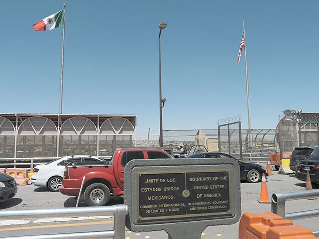 2国間の国境をまたぐパソ・デル・ノルテ橋の中央には、メキシコとアメリカの国境線を示すプレートが設置されている。左がメキシコ側（スペイン語）で、右がアメリカ側（英語）