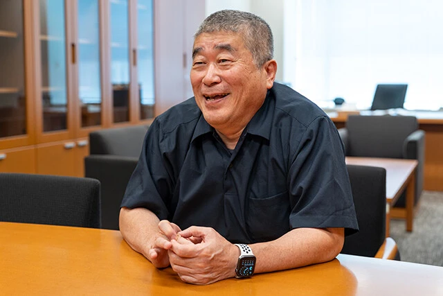 「事前に提出する質問通告にざっくりと 『外交問題全般』とだけ記したんです（笑）」と語る伊勢﨑氏