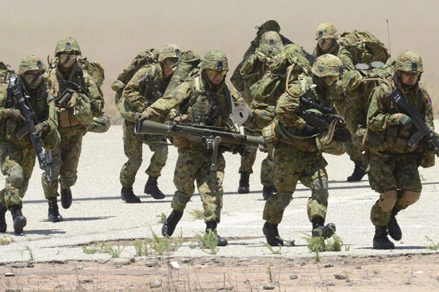 陸自普通科隊員の塹壕への突入開始!!（写真／柿谷哲也）