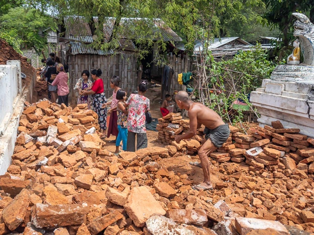 マンダレーのある村。崩壊した仏塔の修復に励む村人たち
