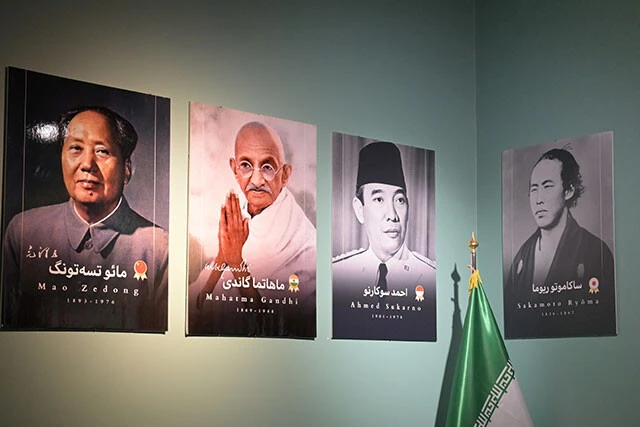 革命家をたたえる展示では、毛沢東、ガンジー、坂本竜馬らの肖像が飾られる
