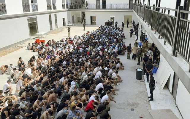 ミャンマー東部ミャワディ近郊の詐欺拠点の建物に集められた外国人たち