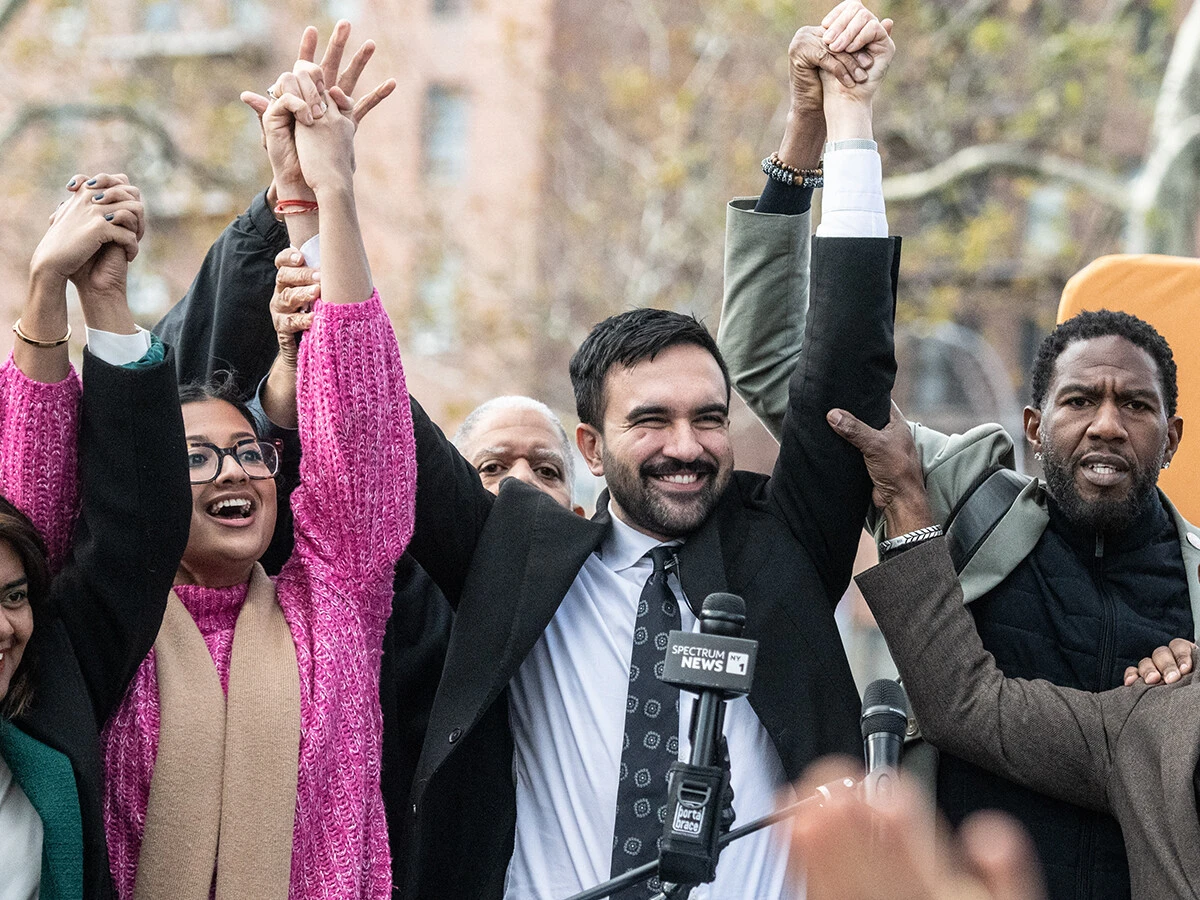 ゾーラン・ マムダニ氏。1991年生まれ、ウガンダ出身。7歳でアメリカに移住。ニューヨーク州議会議員として活動した後、今年11月4日のニューヨーク市長選で勝利。就任は2026年1月1日の予定