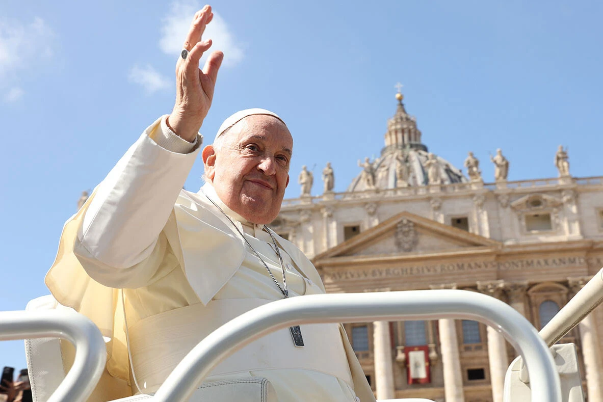 歴史上ほとんどの教皇がイタリア人だが、フランシスコ教皇はアルゼンチン出身（両親はイタリア出身）で、史上初のアメリカ大陸出身の教皇でもあった。また、バチカンニュースによれば、フランシスコ教皇が亡くなる前の最後の願いによって、同氏の専用車「ポープモービル」が改造されてパレスチナ自治区ガザ地区に送られ、子供のための移動診療所として使われることとなった