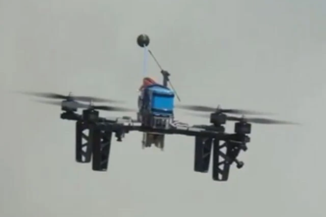 FPVドローンは搭載したカメラの映像をゴーグルを通してリアルタイムで見ることで、機体に乗っている感覚で操作できる