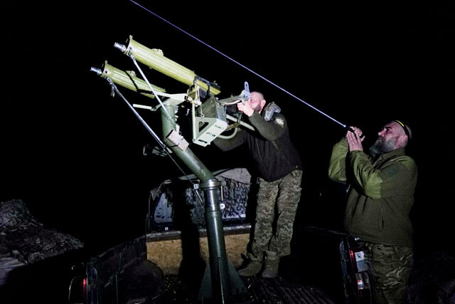 1884年に開発された世界初の機関銃・マキシム機関銃に、最新のサーマル暗視スコープをつけてドローンを狙う。ロシアからの空爆は、真夜中から朝にかけて行なわれることが多いという