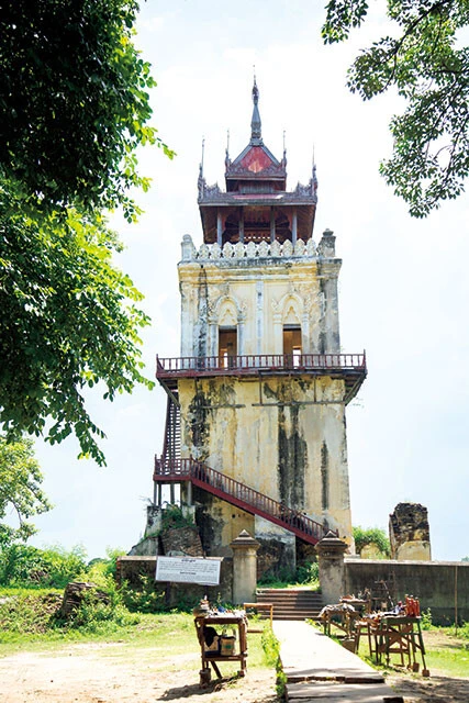 「ナンミィン監視塔」【震災前】インワ王朝が外敵の侵攻に備えるために建造した監視塔の遺跡