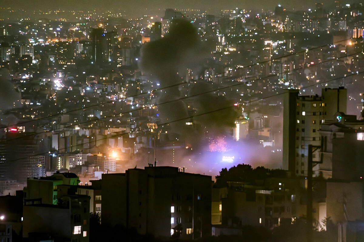 6月15日、空爆が始まった3日目の夜に首都テヘラン北部の高台から見えた爆撃