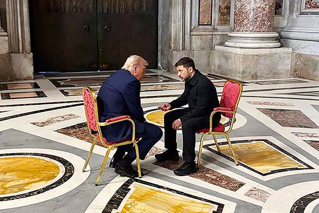 フランシスコ教皇の葬儀にて、以前の会談とは打って変わって膝を突き合わせるようにして話すゼレンスキー大統領（右）とトランプ大統領。後日、トランプ大統領は次期教皇には「私がなりたい」と冗談交じりに語り、教皇姿の自身のAI画像をSNSに投稿。各所から非難されているが、それほど教皇の権力は絶大ということか