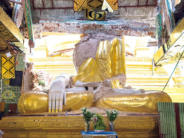 【震災後】今回の地震で天井が崩落。仏像の頭部が破壊され、わずかに胸の一部や手、台座などが残った。「二次倒壊の危険があるので、間もなく中に入ることはできなくなるだろう」とパゴダ関係者や周辺にいた人たちが言っていた