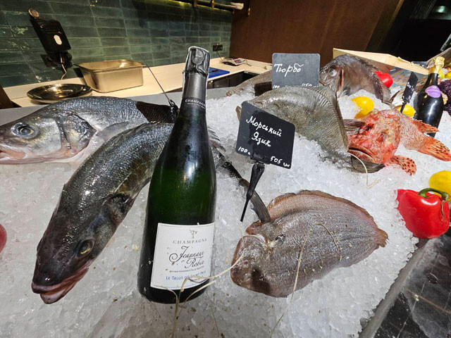 高級レストランには新鮮な食材、そして、冷えたシャンパンがある