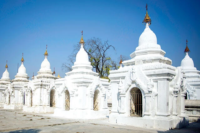 「クトードーパゴダ」【震災前】宗教遺跡が多く集まるマンダレーの丘の麓にあり、黄金のパゴダの周りを、経典が刻まれた石板を収めた729の小仏塔が囲む。1857年建立