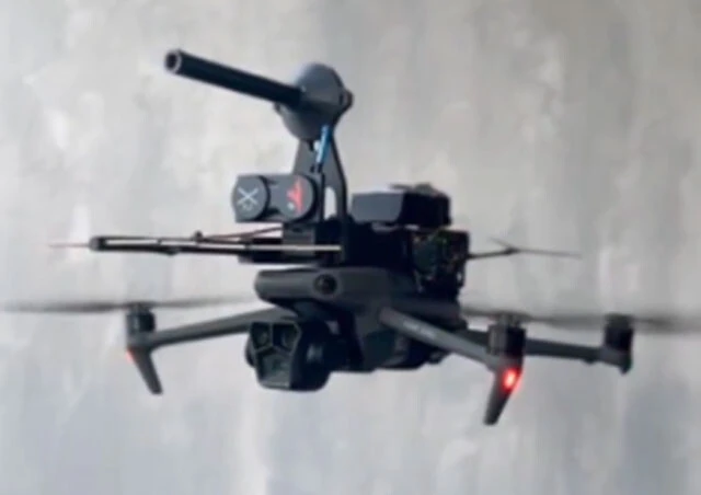 電波を中継するリピータードローン。ドローンの電波は建物などの遮蔽物に弱い。その弱点を補うのが、高高度を飛んで電波を中継するリピータードローンだ