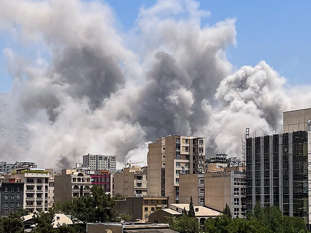 6月23日、テヘラン北部のサッラーフ司令部上空に立ち上る煙。イスラエル軍はここを革命防衛隊の拠点と位置づけ、攻撃した