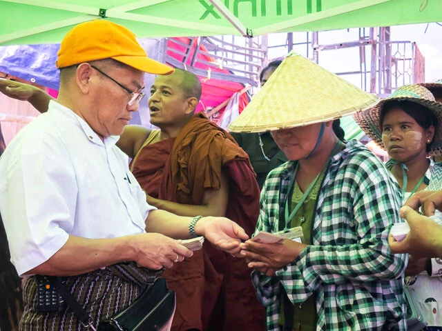 マンダレーのセインパン地区では、僧院が義援金を集め、僧侶自ら指揮して各世帯に渡していた