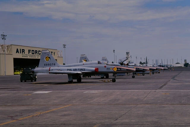 フィリピンのクラーク基地に並ぶF-5A戦闘機。2005年までは主力機だった。映画「地獄の黙示録」ではナパームを落とすシーンの撮影に協力している（写真：柿谷哲也）