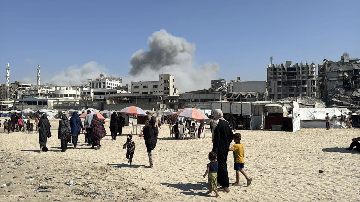 イスラエル軍はガザ地区の高層ビルを全て空爆破壊後、地上侵攻を開始した。目的はハマス根絶......(写真:ゲッティ=共同)