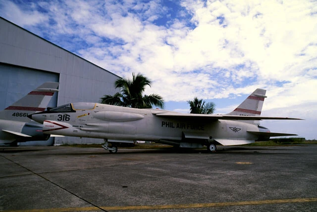 アメリカはF-8Hクルセイダー戦闘機以来、初めて最新鋭機のF-16Vブロック70の輸出を許可した。映画「13デイズ」の撮影に協力している（写真：柿谷哲也）