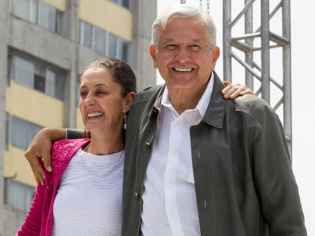 前大統領のアンドレス・マヌエル・ロペス・オブラドール氏(右)が、大学生だった彼女に政治の才能を見いだし政界へと引き込ん