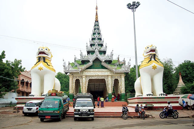 「マハムニパゴダ」【震災前】マンダレー最大のパゴダ。本堂の仏像は1784年にミャンマー西部のラカイン州から運ばれてきたといわれる
