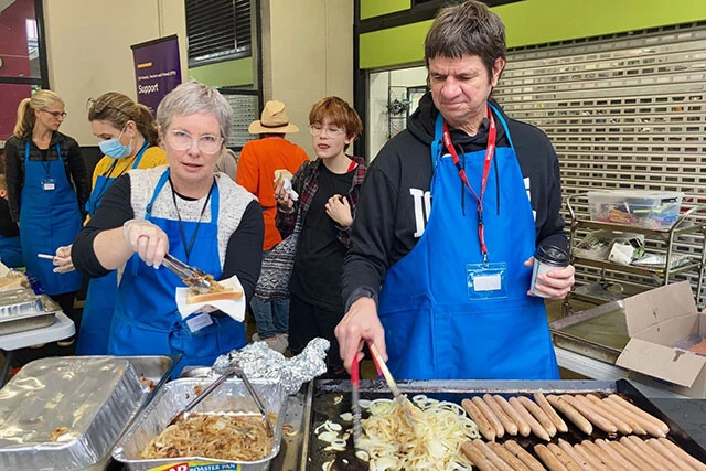 オーストラリアの投票所周辺には屋台が登場してお祭りのような雰囲気に。名物は「デモクラシー・ソーセージ」と呼ばれるホットドッグ。投票後のご褒美にもってこいだ