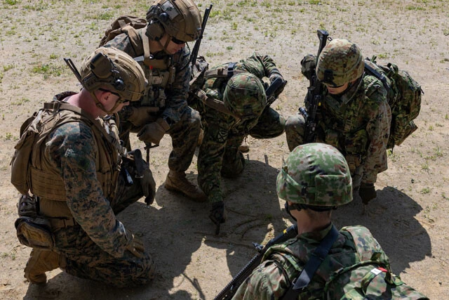 米海兵連隊には、陸自水機団が随伴する。日米混在が対中国への抑止力となる（写真・米海兵隊）