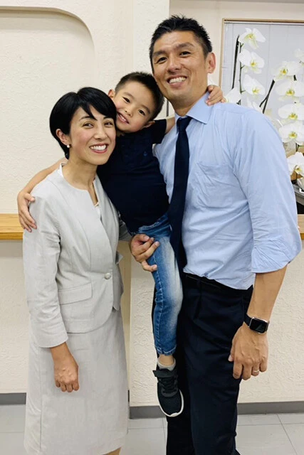 長男（中央、当時5歳）と笑顔で写る寺田氏と妻の寺田静参院議員（左）。（2019年撮影、提供／寺田学事務所）