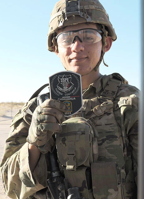 アメリカ側の国境に配備された戦車の乗組員のひとり。コロラド州出身の米軍兵士で、配属されて7ヵ月だという。エドゥアルド氏が自身の腕章をプレゼントすると、うれしそうに戦車に戻っていった