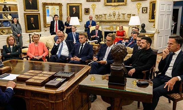 8月19日、ゼレンスキー大統領と、スターマー英首相、マクロン仏大統領、メルツ独首相、メローニ伊首相、フォンデアライエン欧州委員長に加え、ルッテNATO事務総長らがホワイトハウスに結集。トランプ大統領と会談した