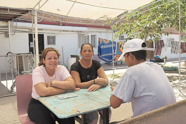 ペルーから半年間かけてフアレスにたどり着いたベネズエラの移民一家。15歳の息子（手前）の夢は野球選手で、「日本人の選手も知ってるよ！ ショーへー・オータニ！」とコメントをくれた。いつか立派な選手になってくれることを祈るしかない