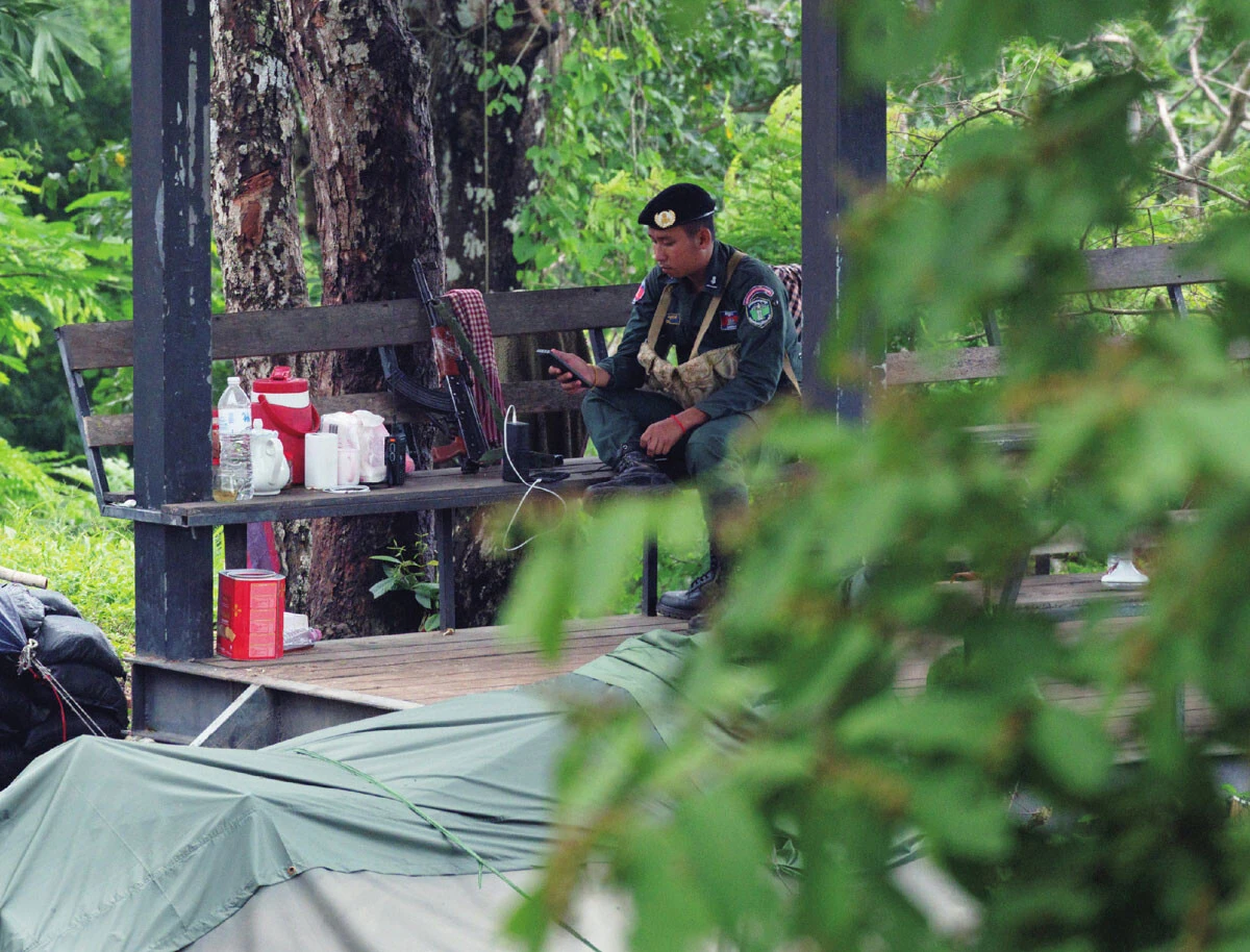 寺院は静けさを保っているが、各所に武装したカンボジア兵士がいて物々しさもある。写真はライフル銃を椅子に立てかけて休憩をする兵士