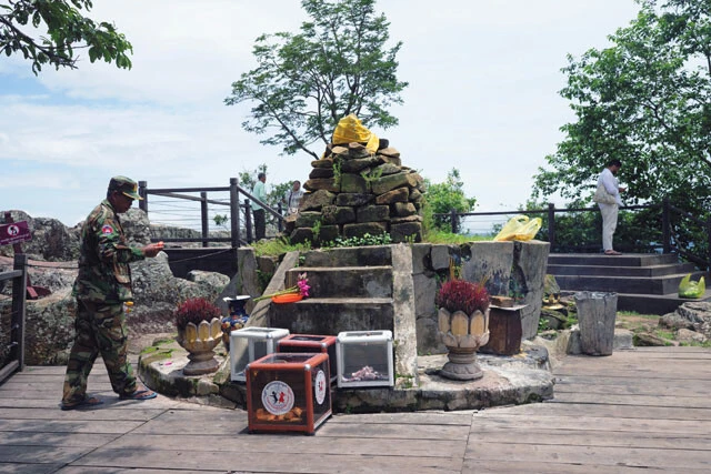 プレアビヒア寺院の一番奥の崖近くに建てられたほこら