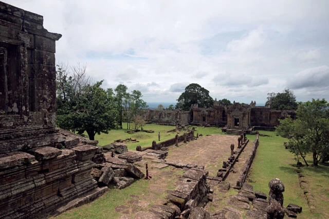 プレアビヒア寺院は5つの塔門が南北約800mにわたって一直線に並んでいる。写真は寺院の第4、第5の塔門の間にある中庭。観光客の姿はなかった