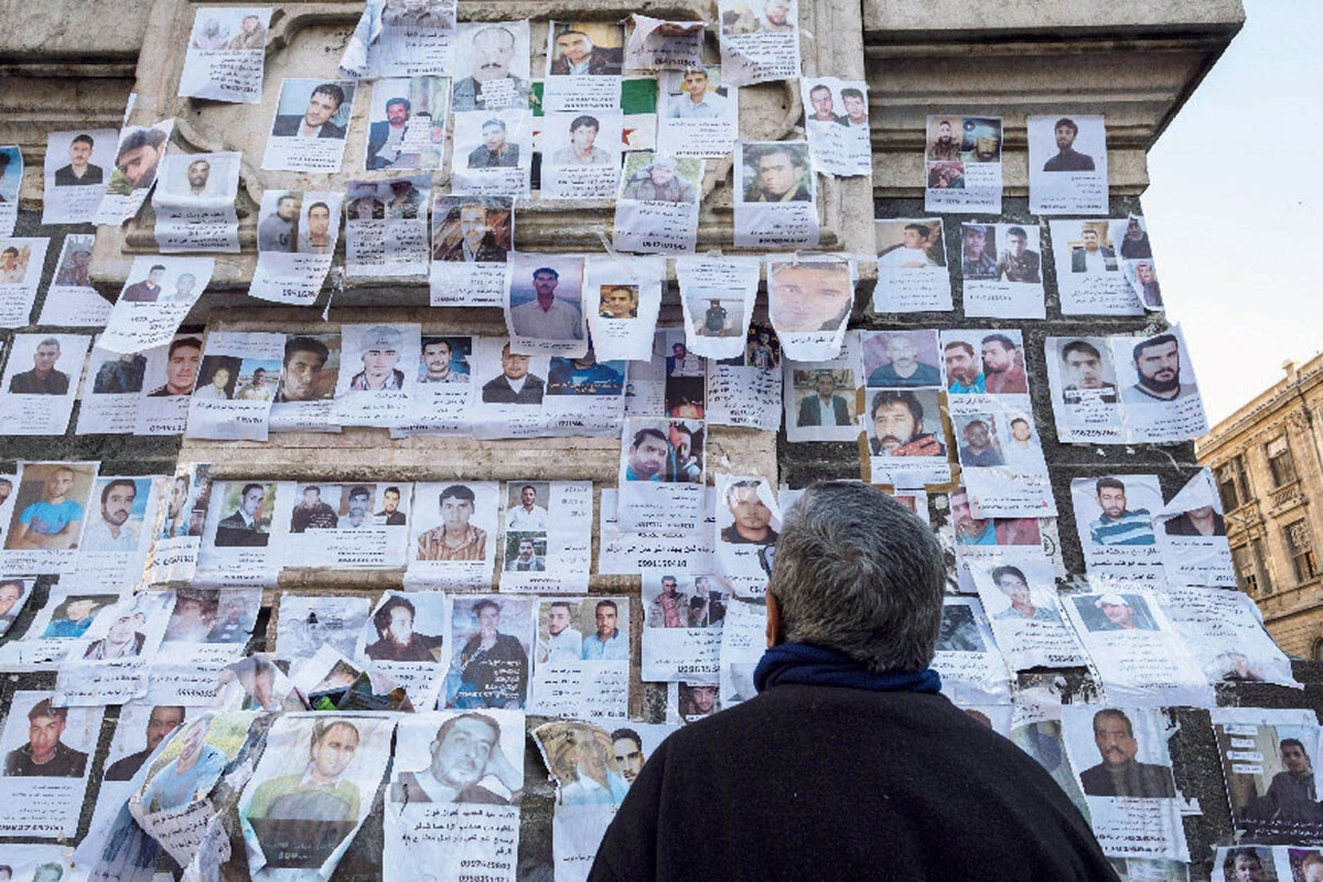 ダマスカス旧市街のマルジェ広場の塔に貼られた、行方不明者を捜す大量のビラ